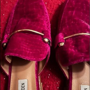 Steve Madden Fuchsia mules.
